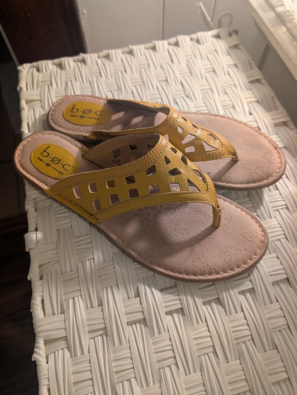 b.o.c. Women's Yellow leather Cutout Thong Sandals 11